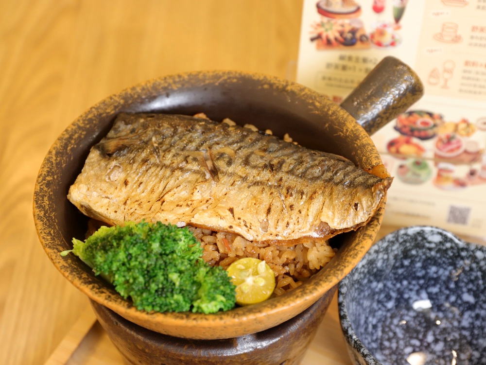 整片烤魚鋪在釜飯上的主餐