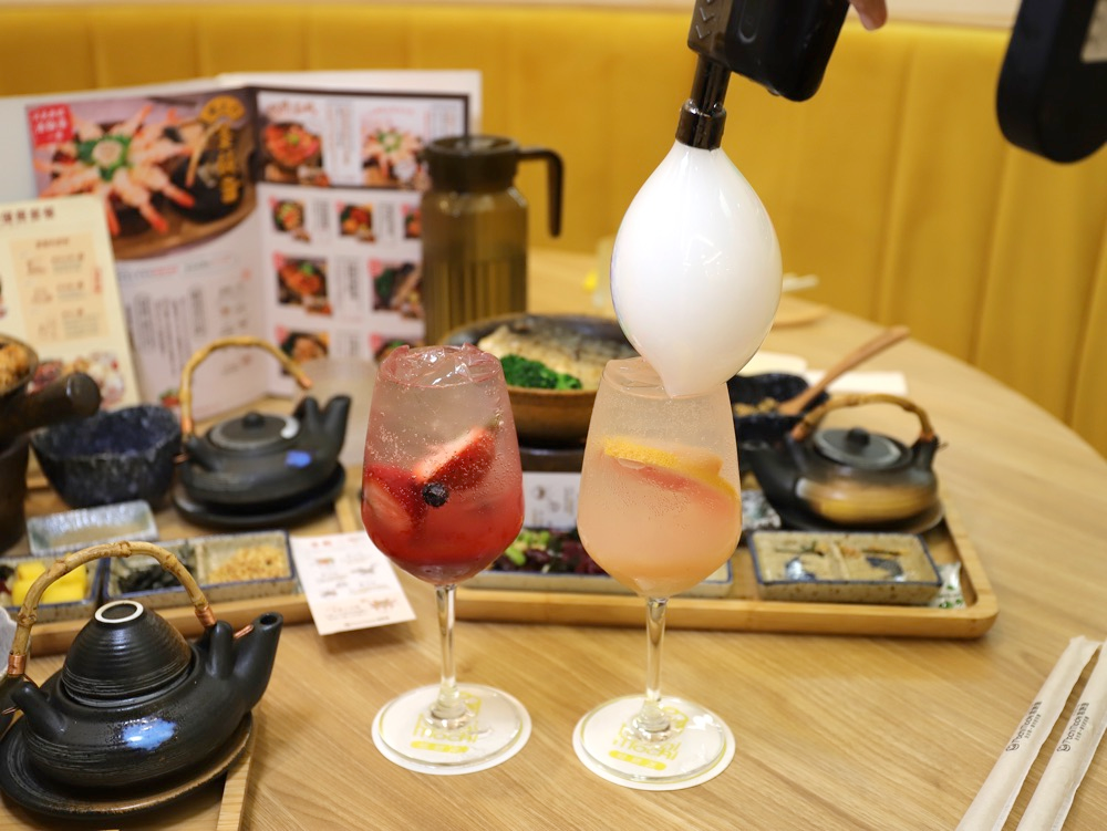 將飲料淋上白色球體裝飾的過程