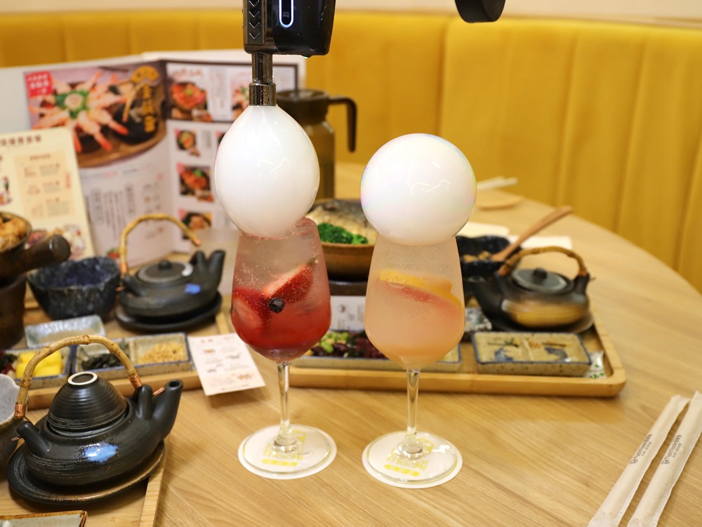 白色球體裝飾的粉紅與紅色特調飲品