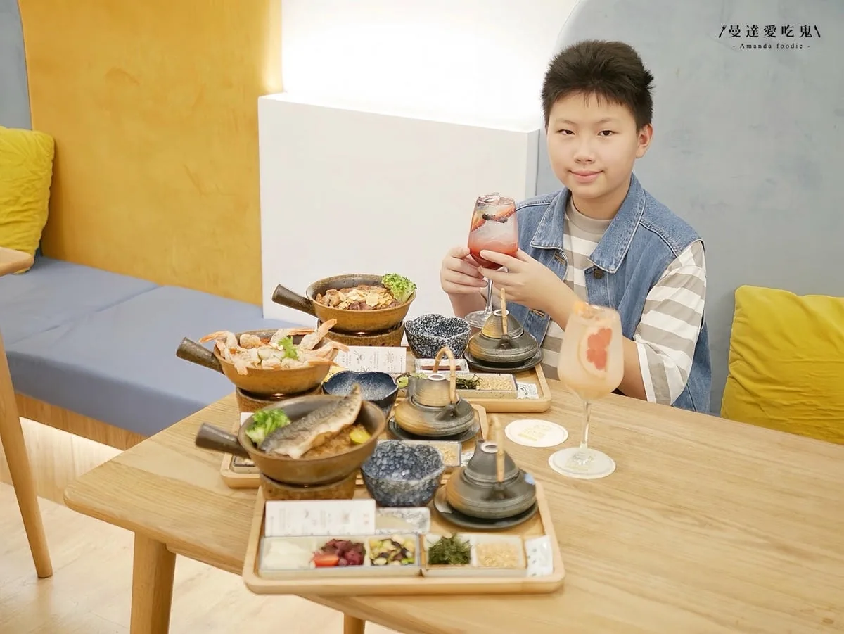 Mochi Mochi 釜飯套餐與飲品擺滿餐桌