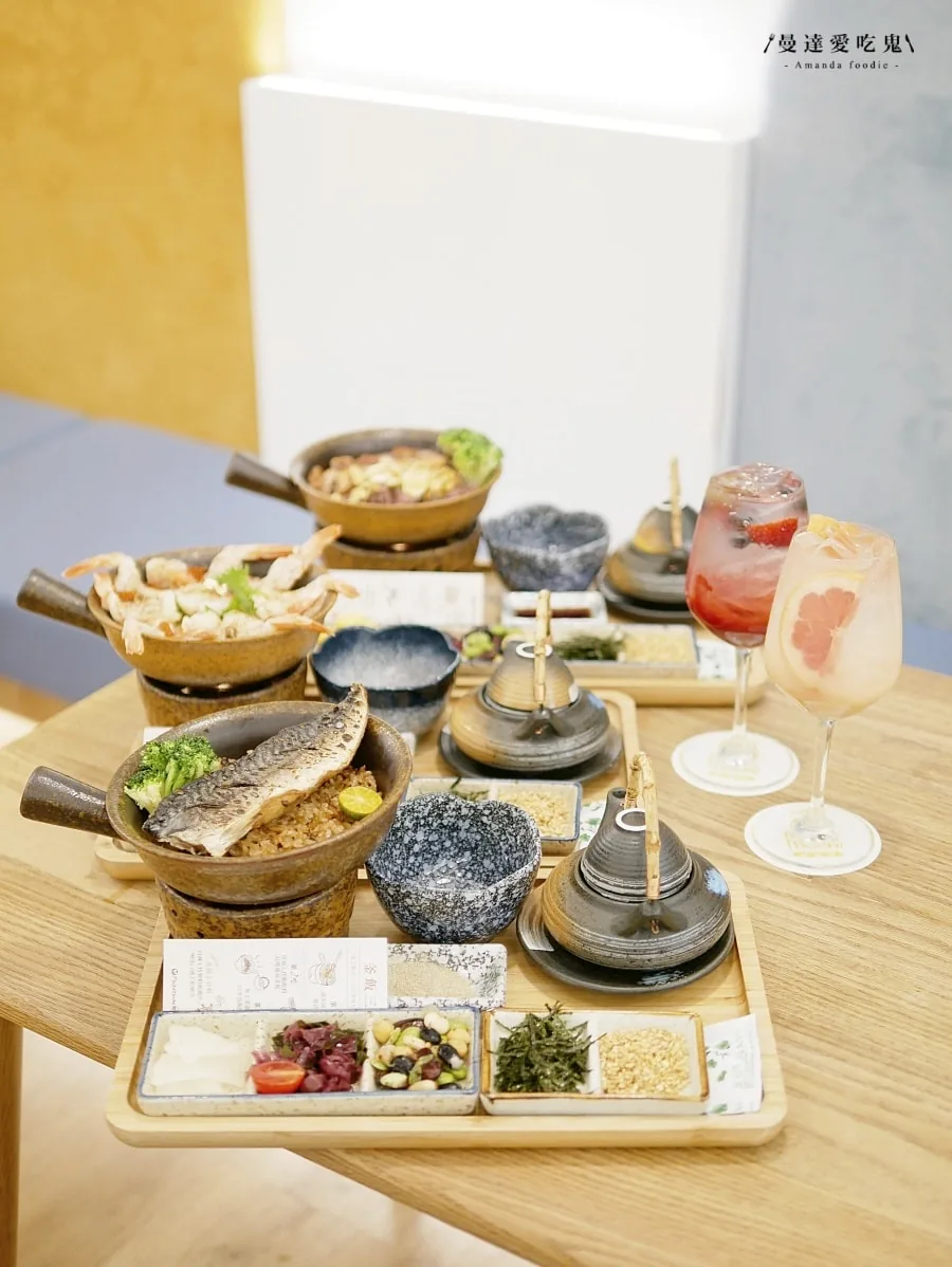 三款釜飯套餐、配菜與氣泡飲