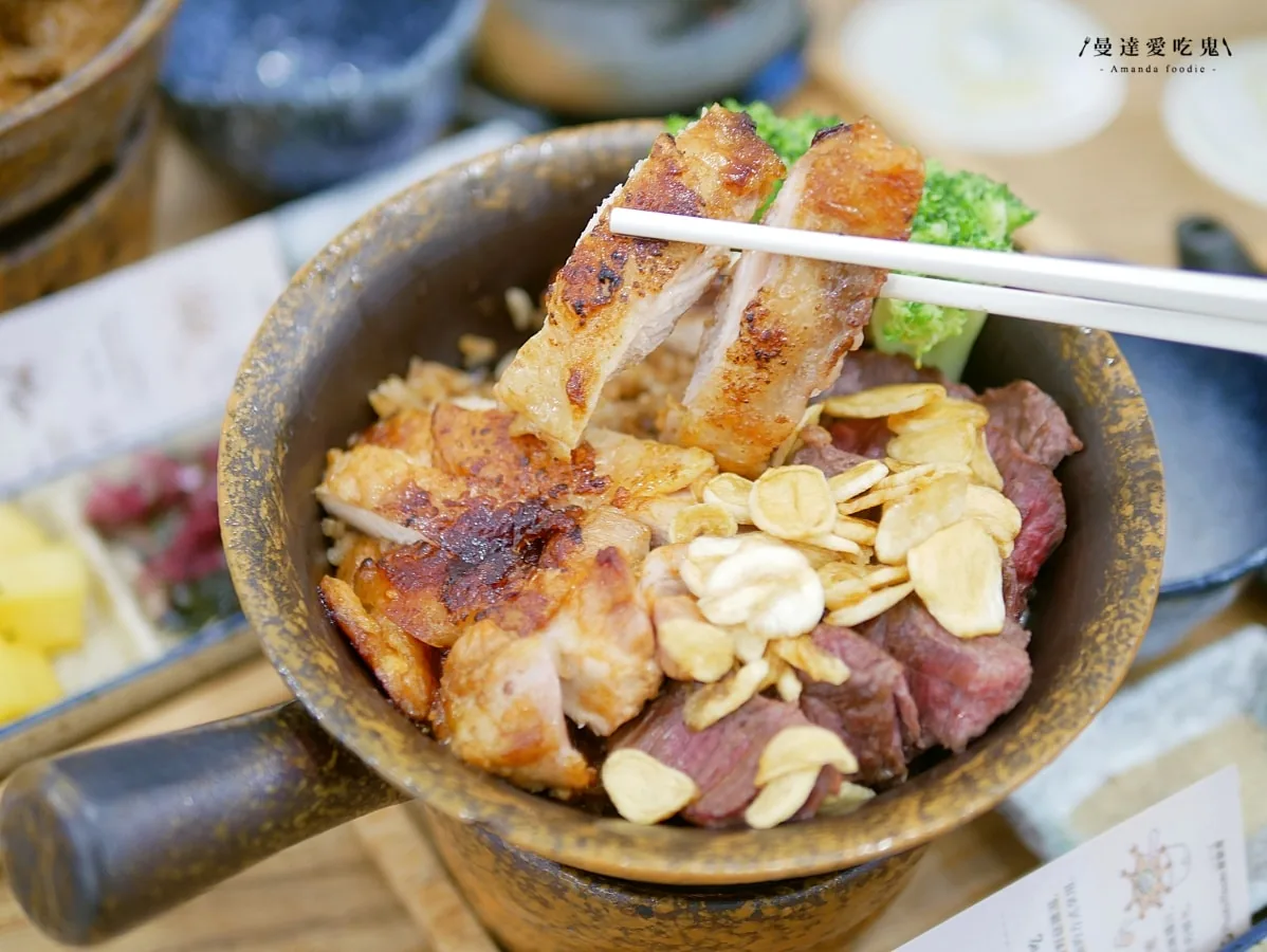 豪華雙拼釜飯的烤雞與牛小排