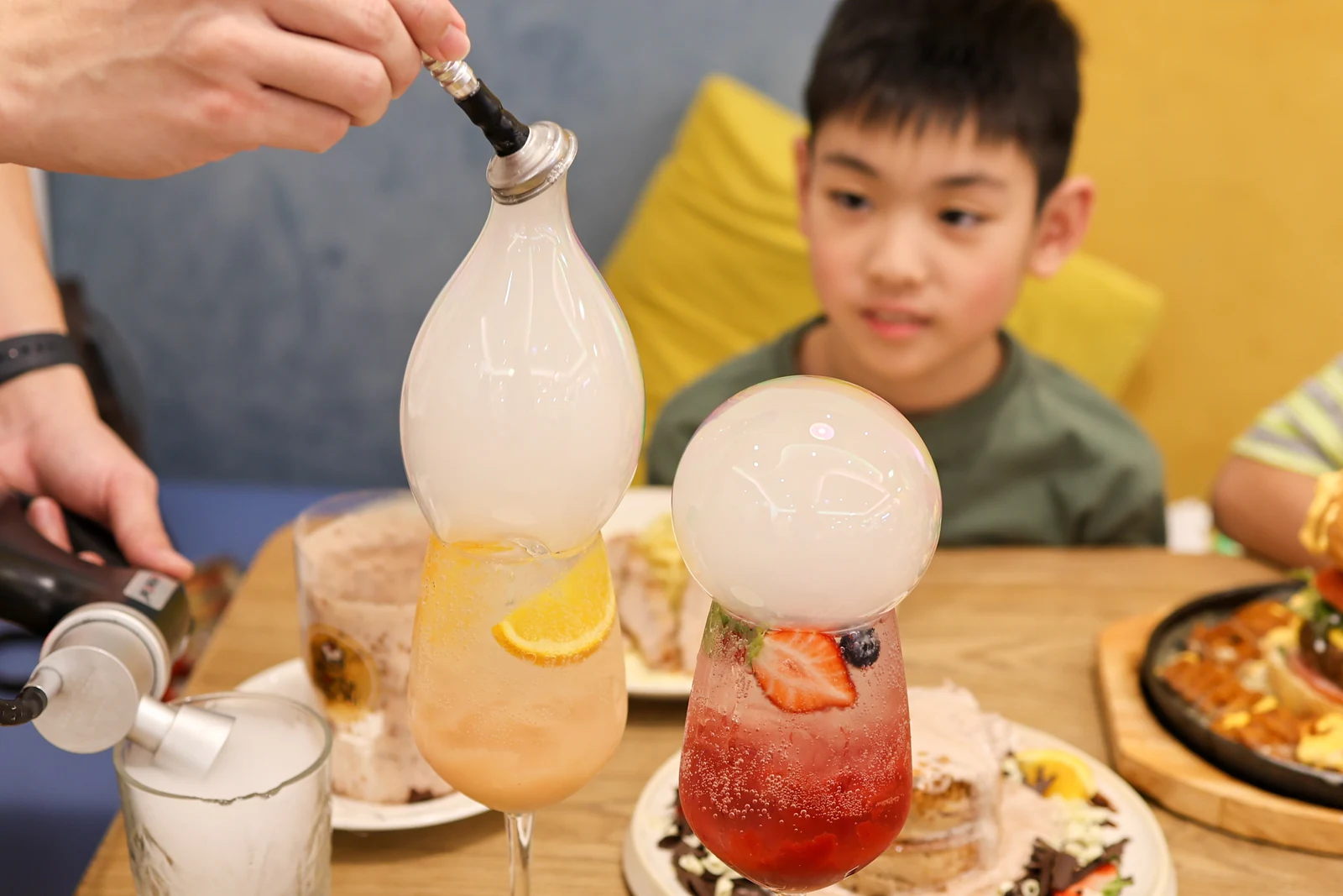 為兩杯夢幻氣泡飲製作桌邊泡泡