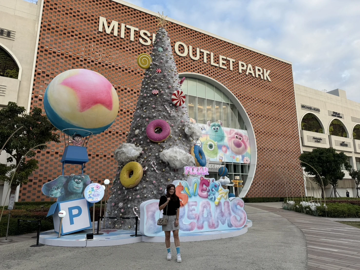 台南三井 Outlet 聖誕裝置與商場外觀
