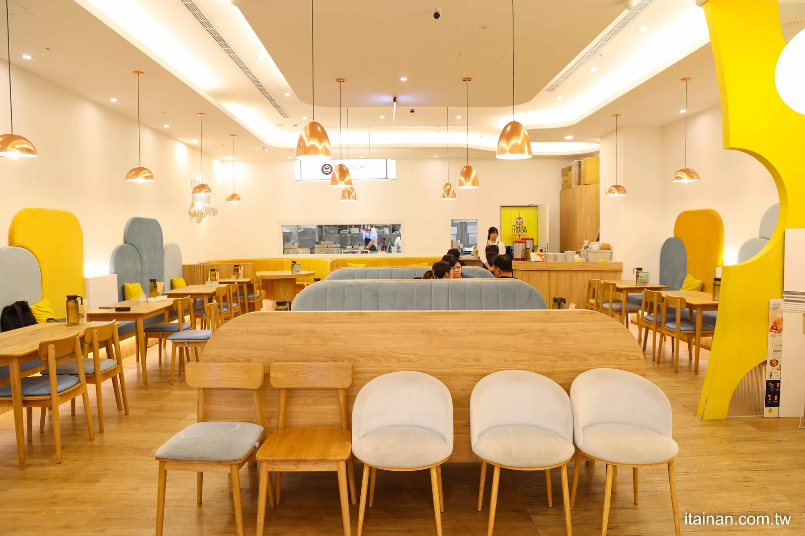 Mochi Mochi 台南三井店明亮用餐空間