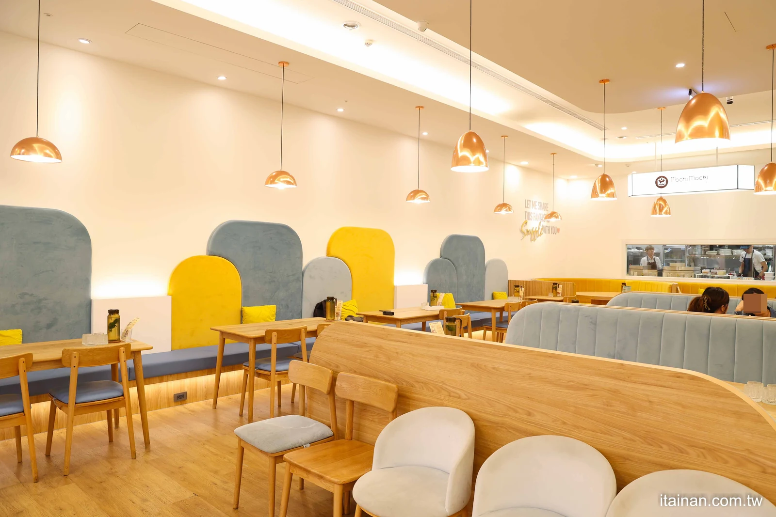 Mochi Mochi 台南三井店木質桌椅