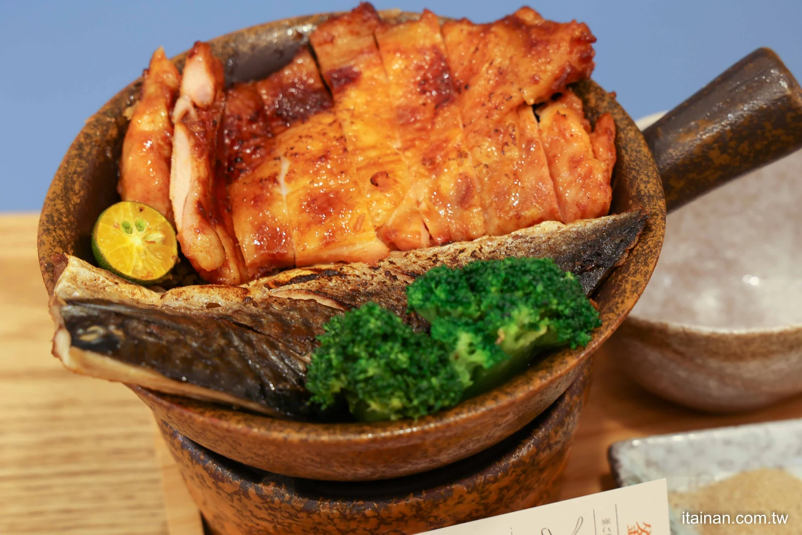 豪華雙拼釜飯的烤雞與鯖魚