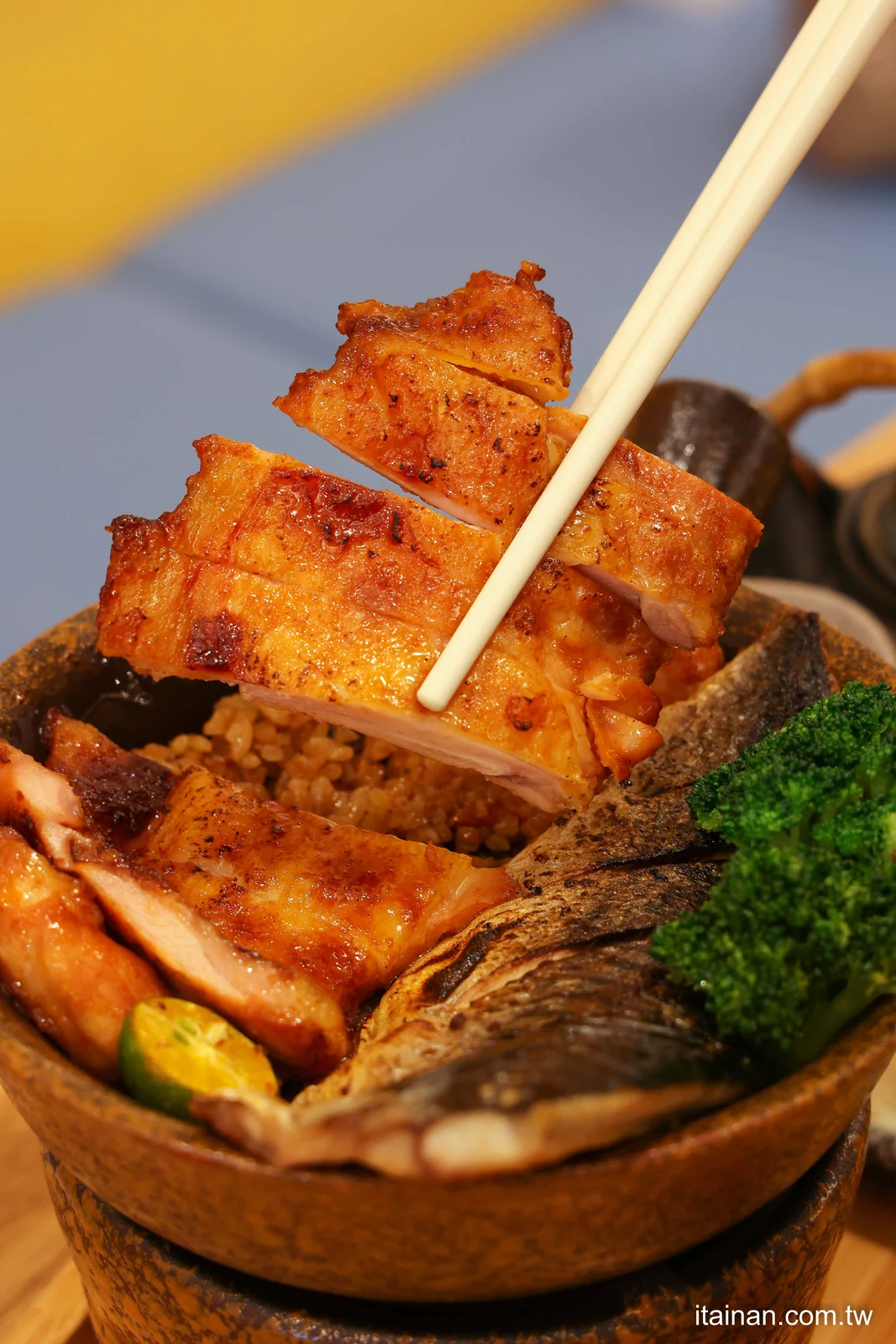 筷子夾起釜飯烤雞