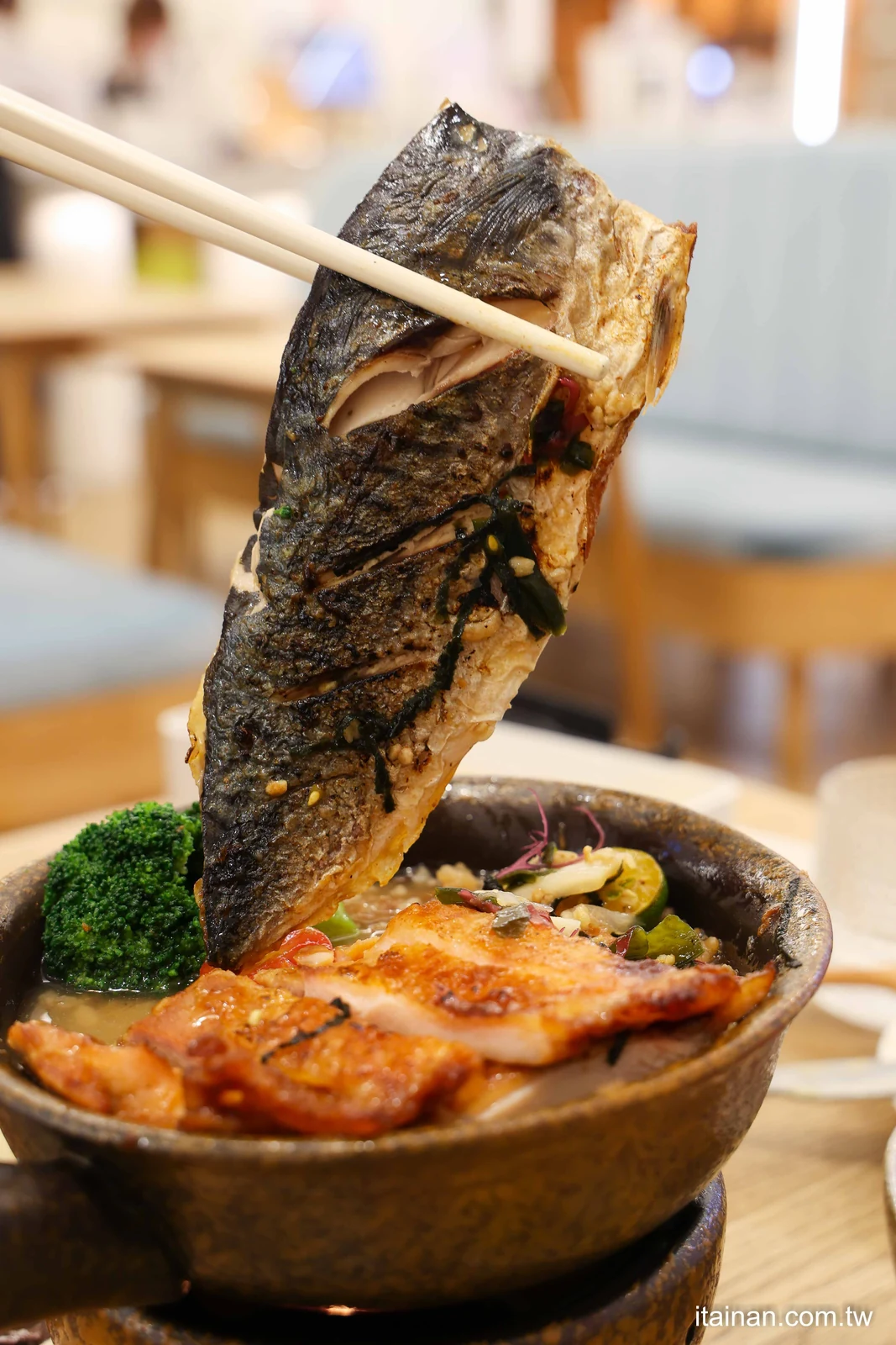 筷子夾起釜飯鯖魚