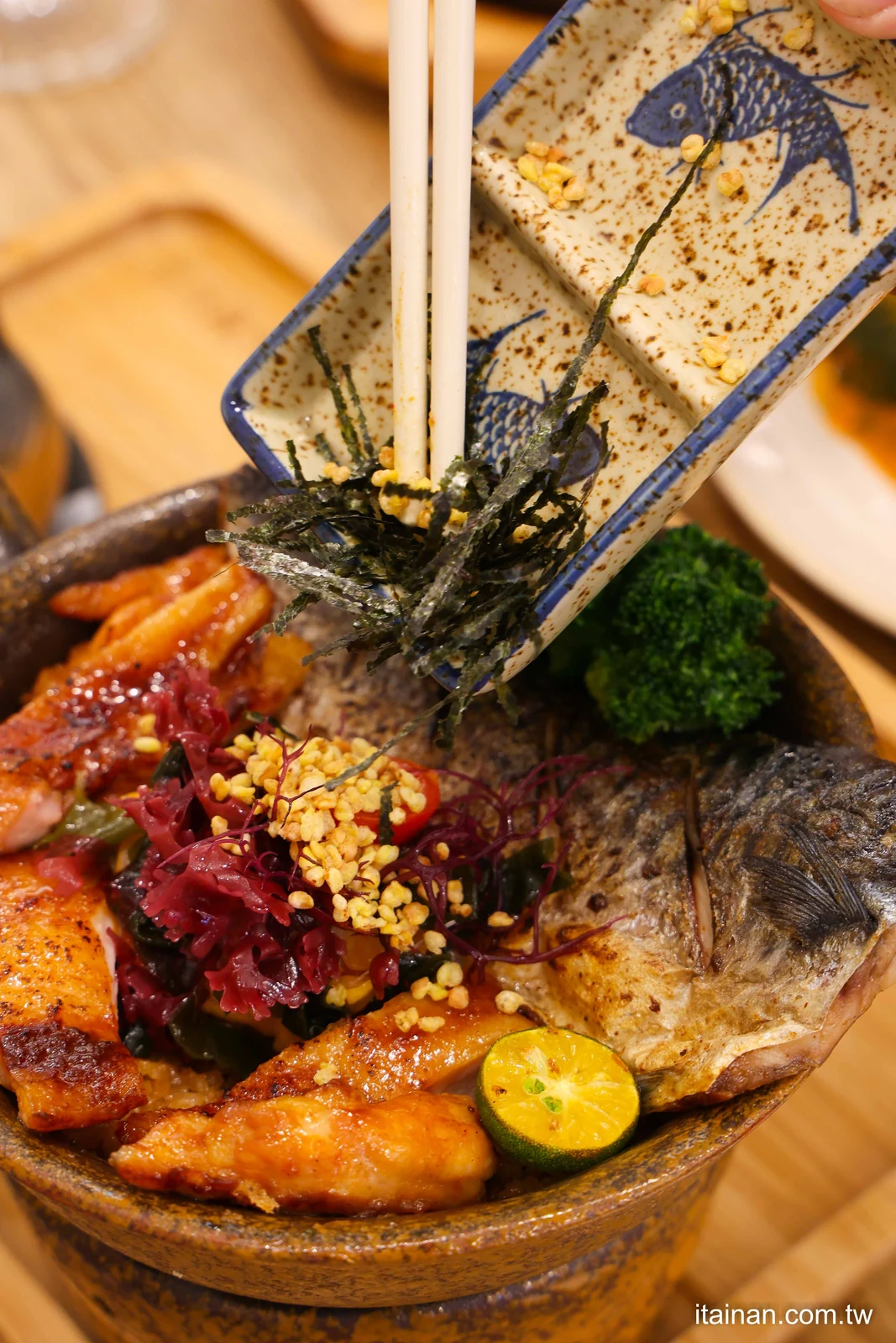 拌入海苔與芝麻的釜飯