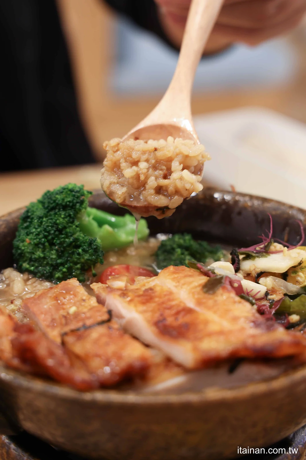 湯匙舀起茶泡釜飯