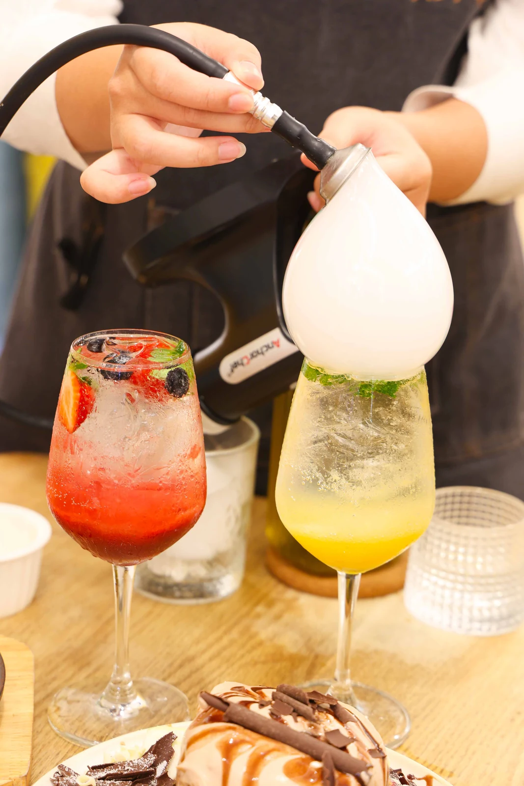 為莓果與鳳梨薄荷氣泡飲製作泡泡