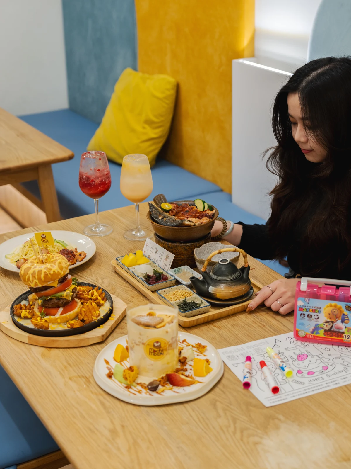 顧客在 Mochi Mochi 台南三井店享用餐點