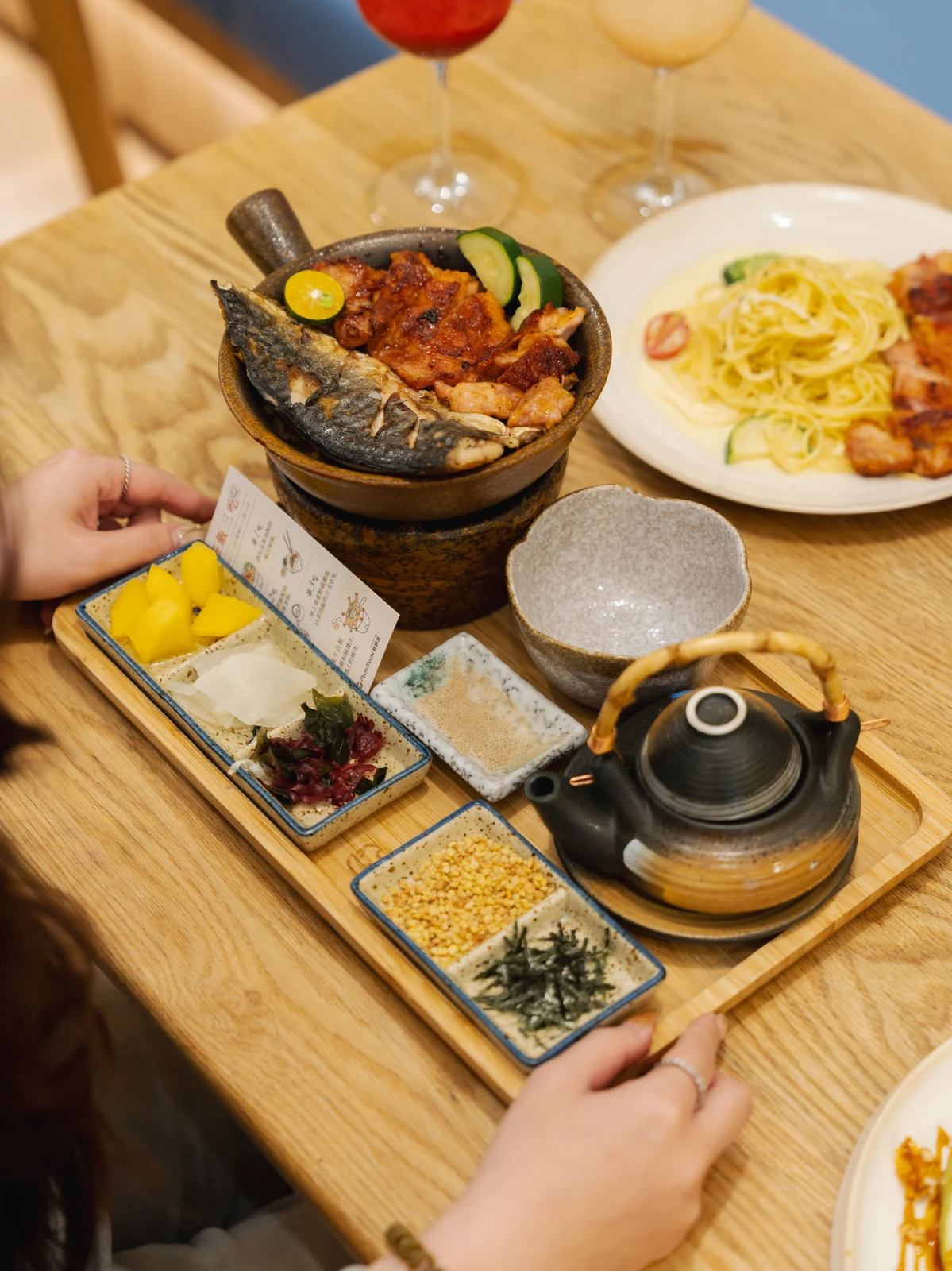 豪華雙拼釜飯套餐與三吃說明卡
