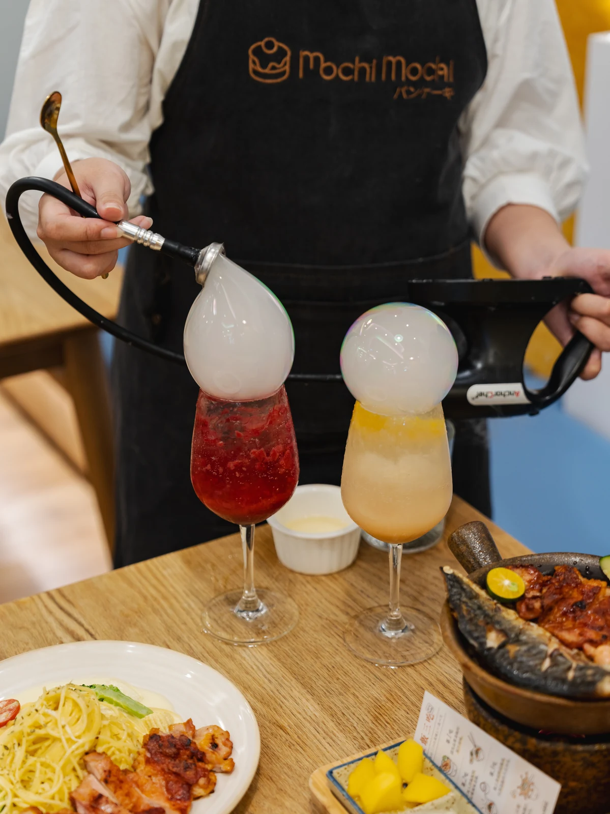 莓果與白桃氣泡飲桌邊泡泡秀