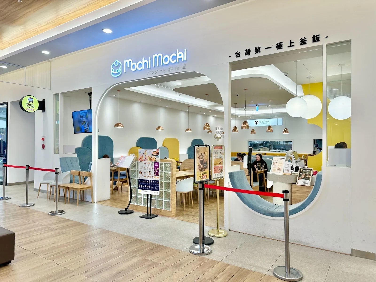 Mochi Mochi 台南三井店入口與候位區