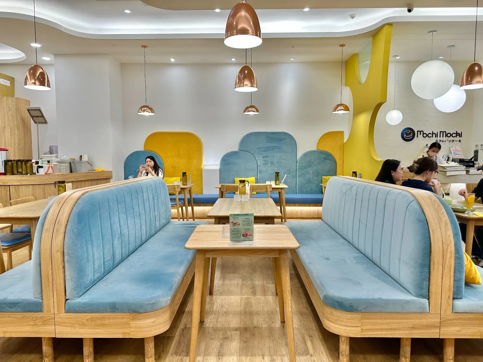 Mochi Mochi 台南三井店藍色沙發座位區