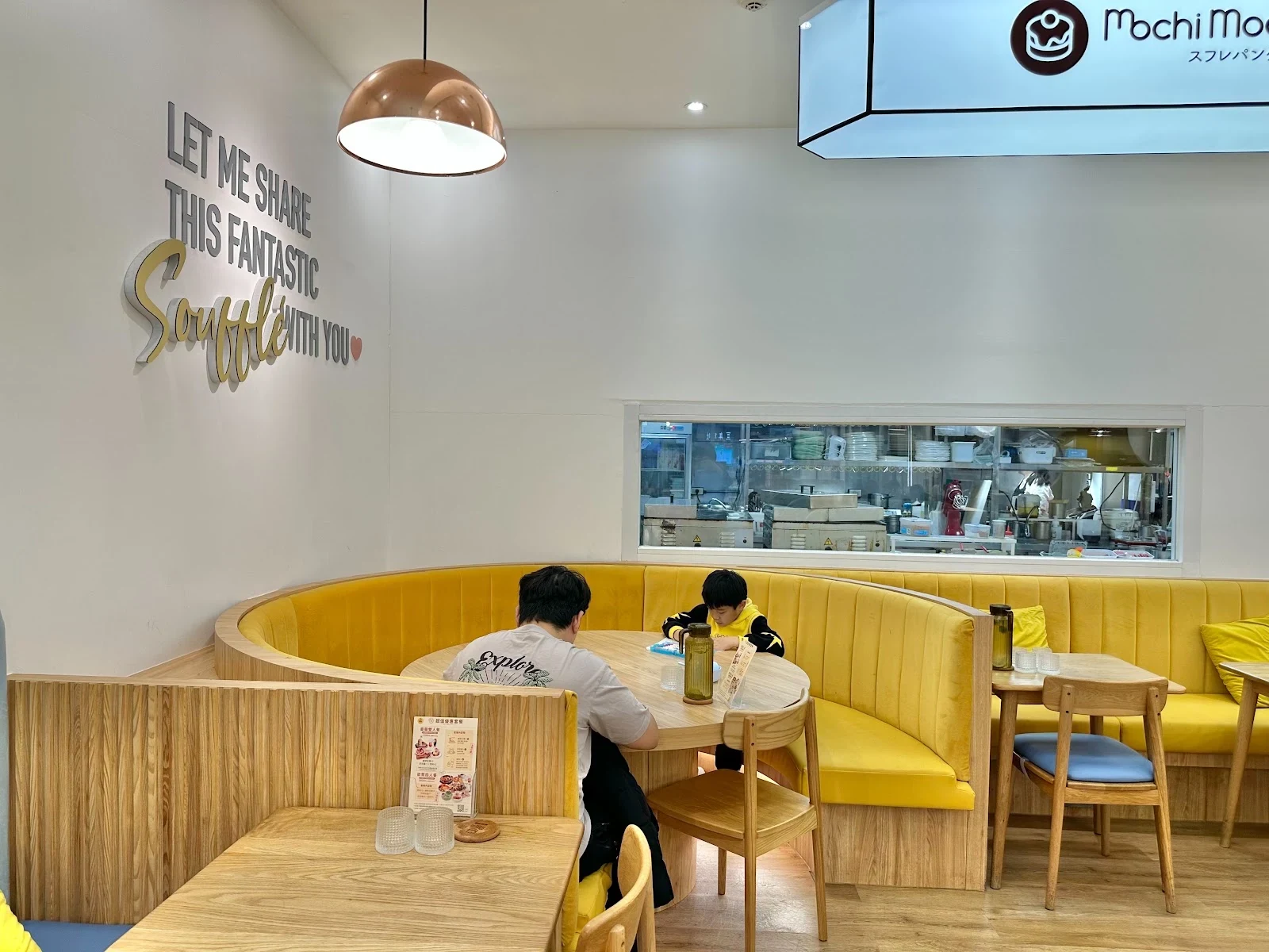 Mochi Mochi 台南三井店黃色沙發與甜點製作區