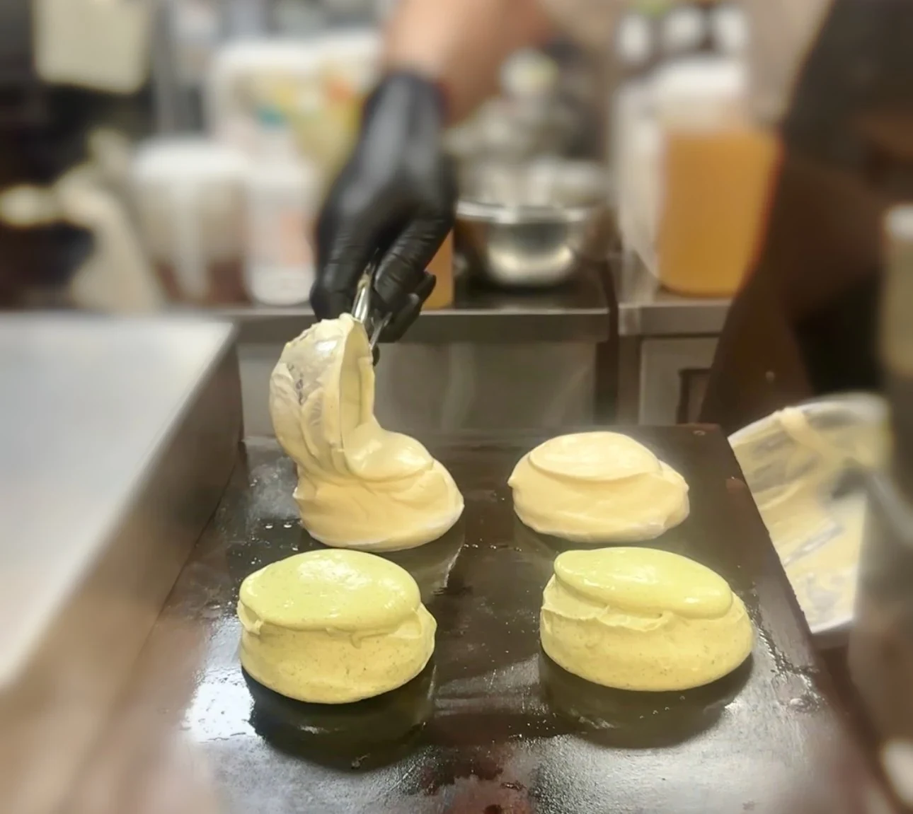 甜點師在玻璃窗後製作舒芙蕾