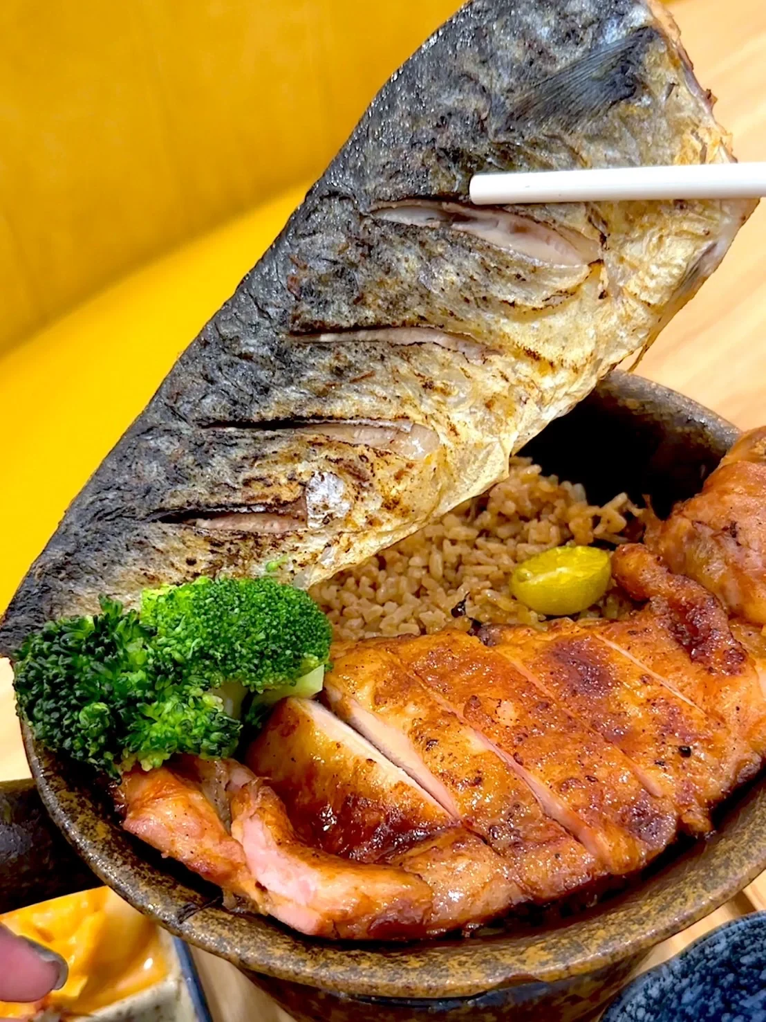 烤雞與鹽烤鯖魚釜飯近照