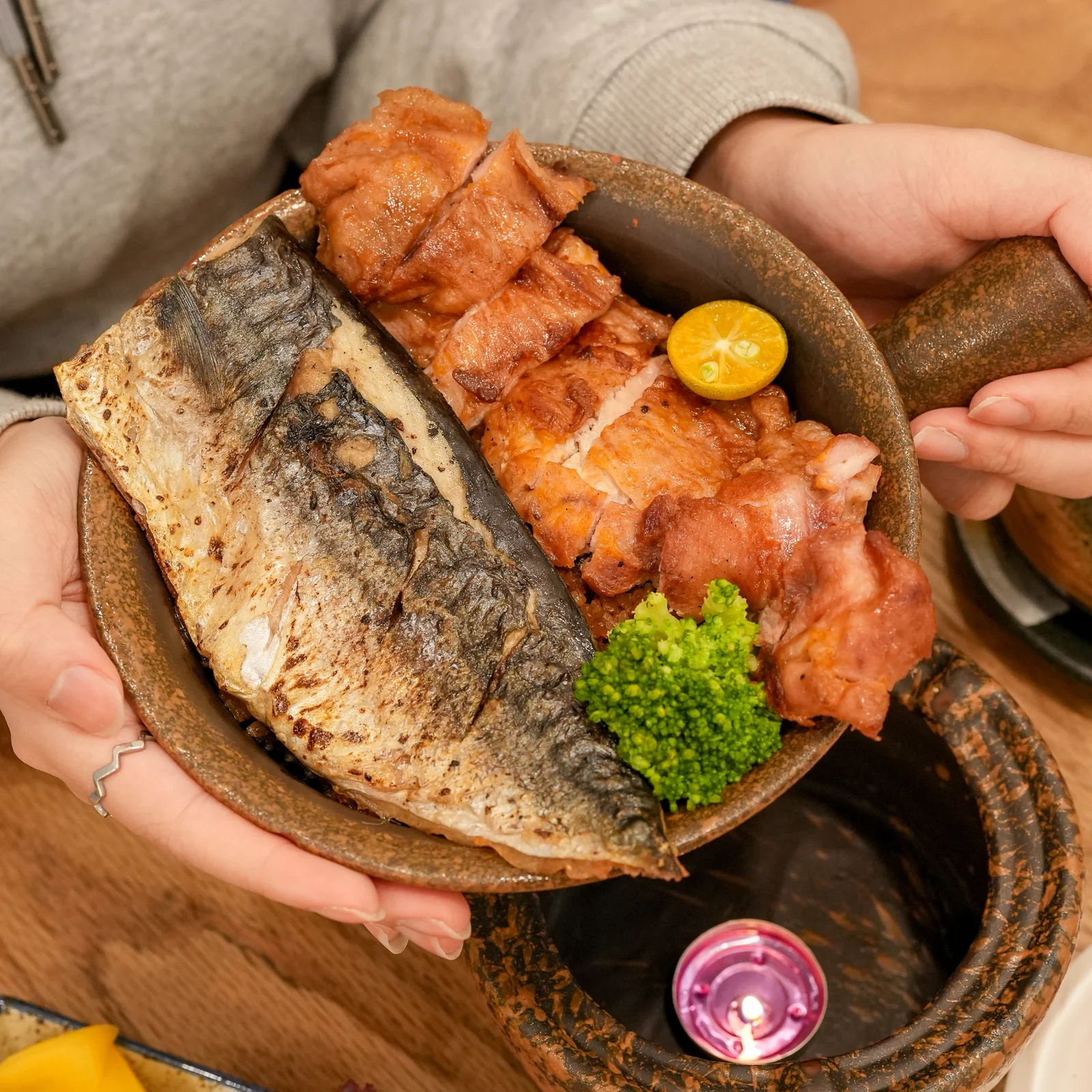手持烤雞與鯖魚豪華雙拼釜飯