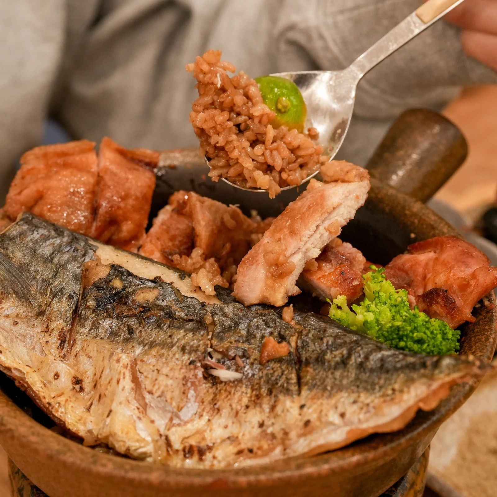湯匙盛起烤雞與鯖魚釜飯