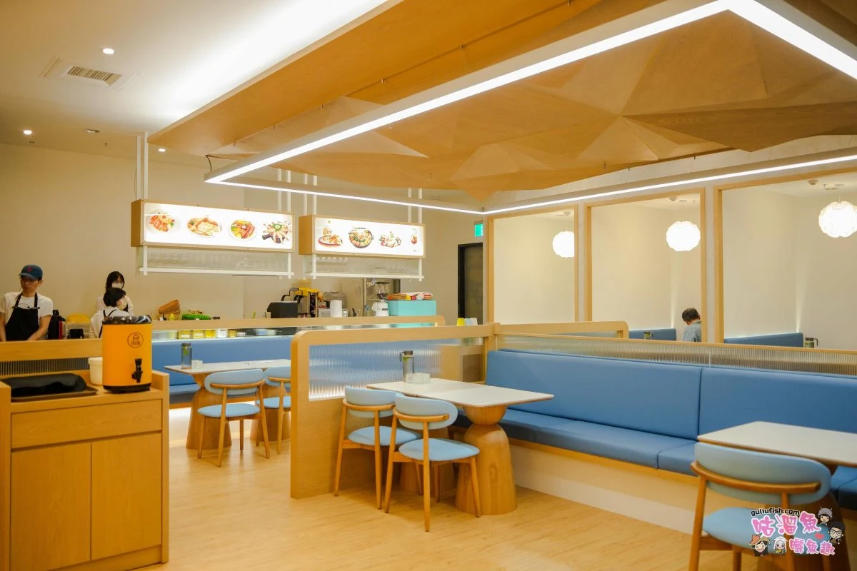 高雄義享店藍色沙發用餐區