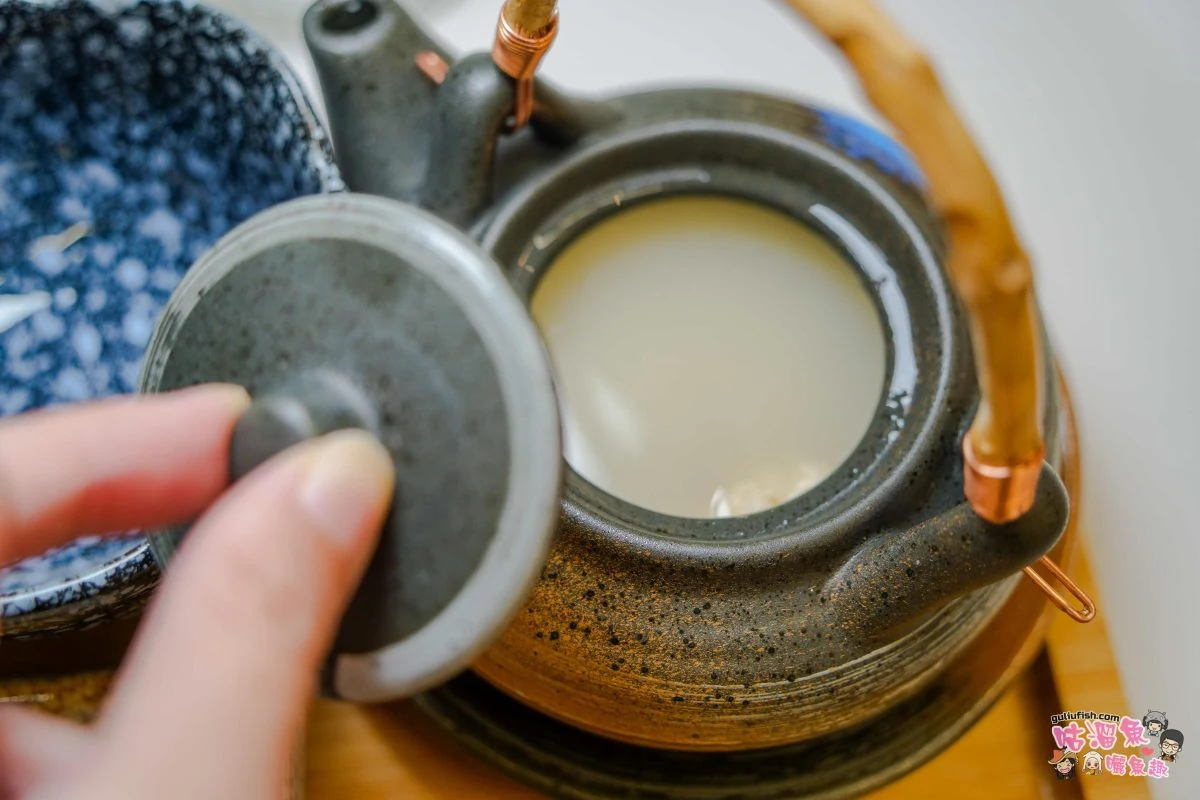 釜飯搭配的野菇雞湯