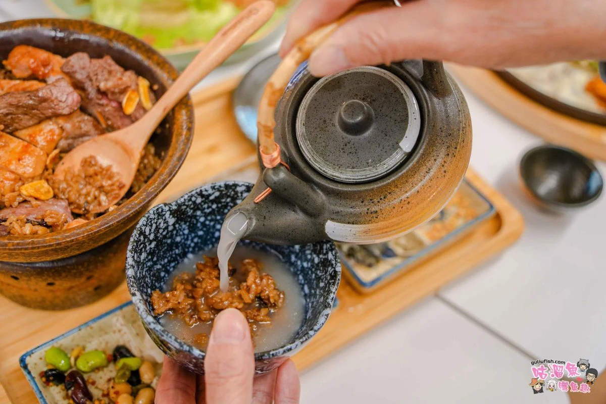 將野菇雞湯倒入釜飯