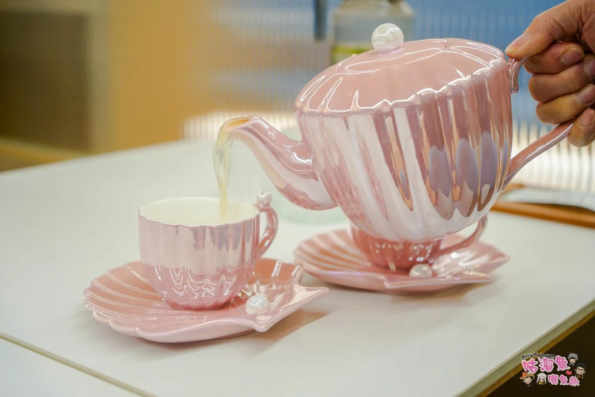 將招牌水果茶倒入茶杯