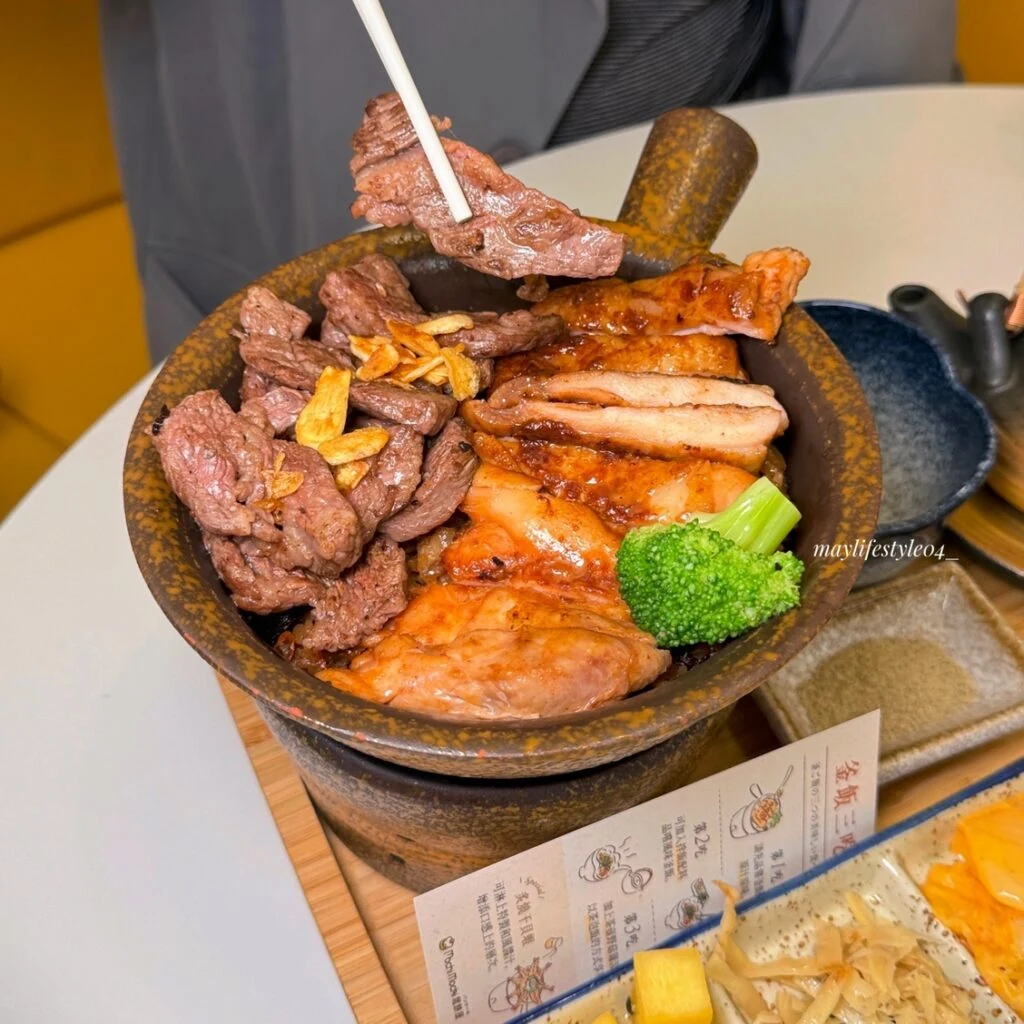 牛小排與烤雞豪華雙拼釜飯近照