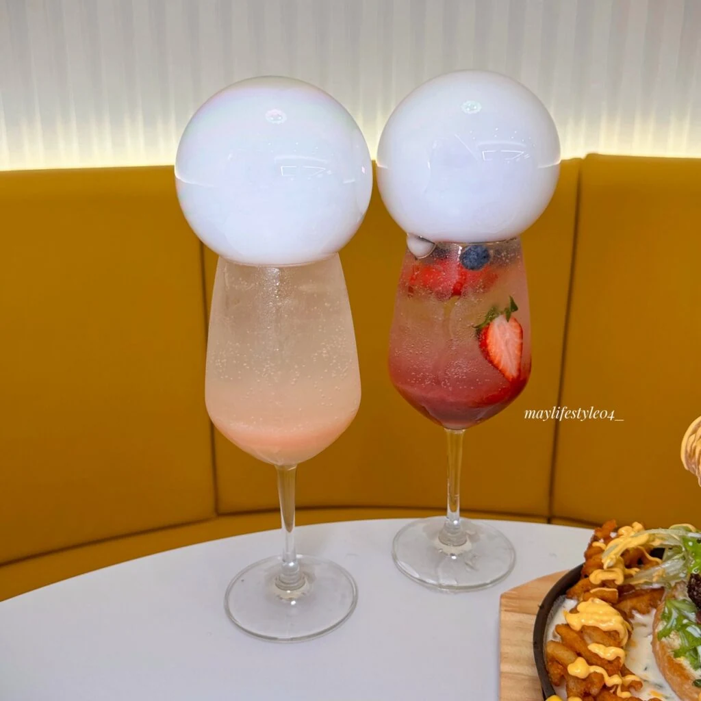 招牌莓果與白桃多多氣泡飲泡泡秀