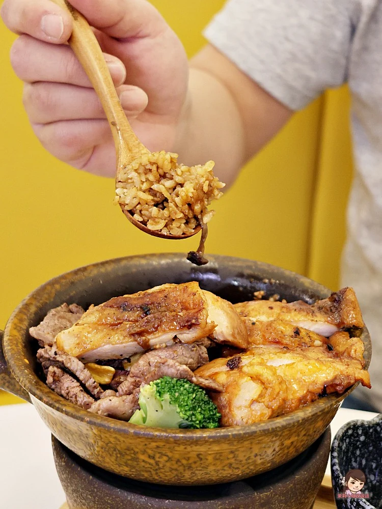 湯匙盛起豪華雙拼釜飯