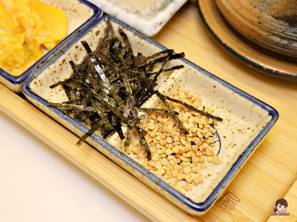 加入海帶絲與香鬆拌飯