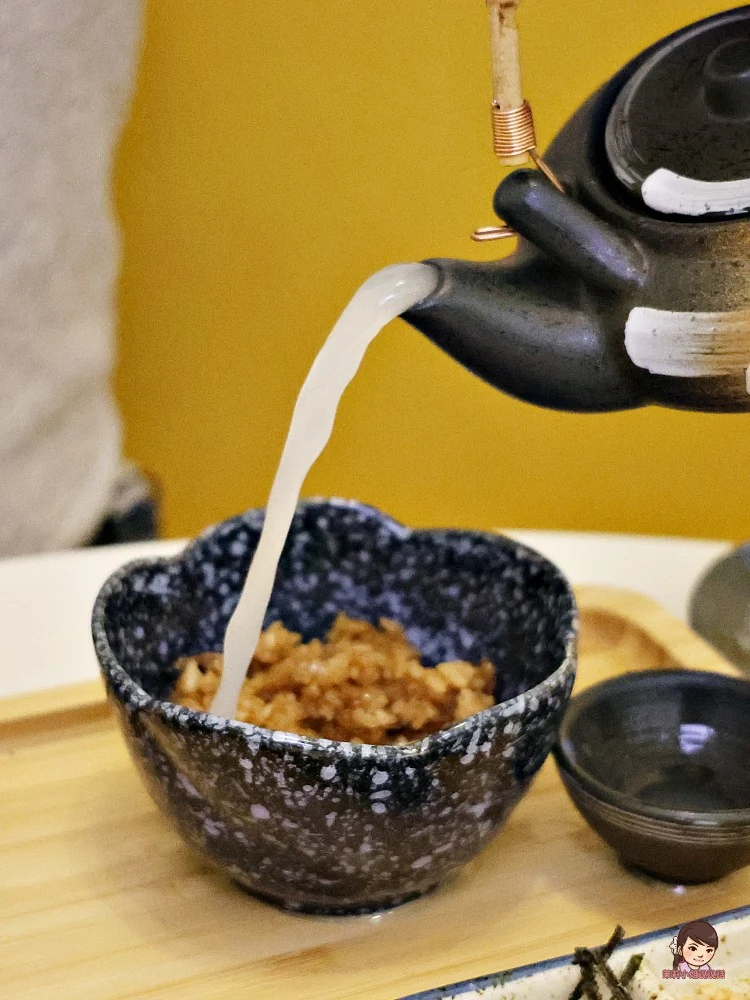 將野菇雞湯倒入釜飯