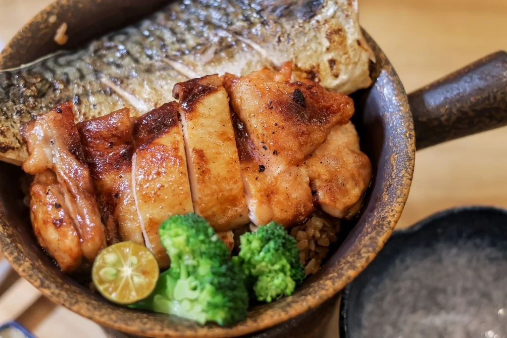 烤雞鯖魚豪華雙拼釜飯近照