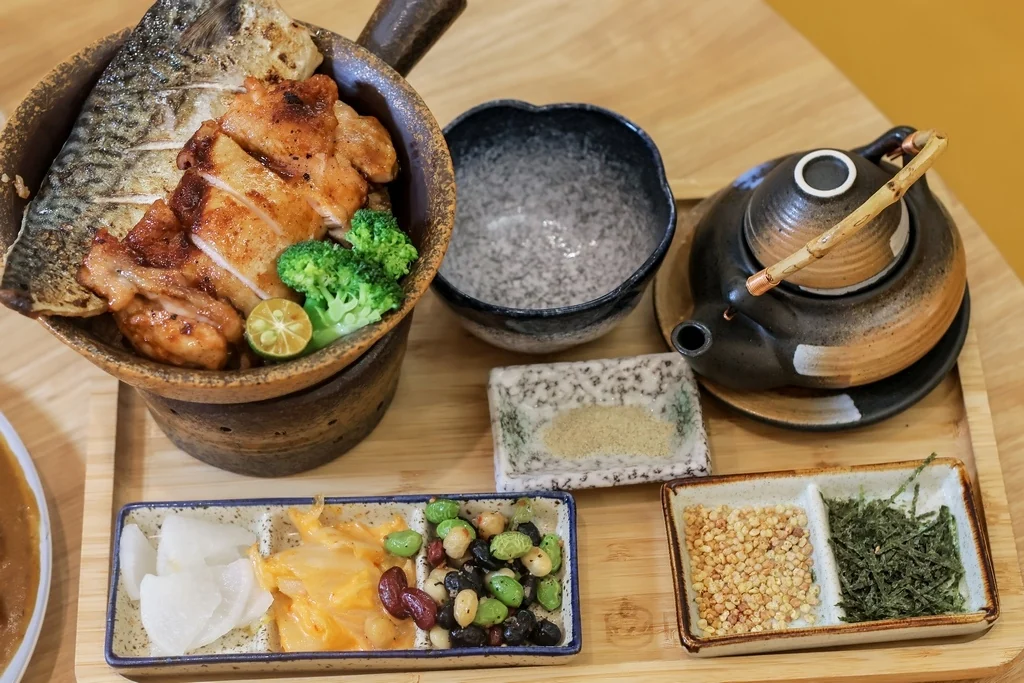 烤雞鯖魚豪華雙拼釜飯套餐
