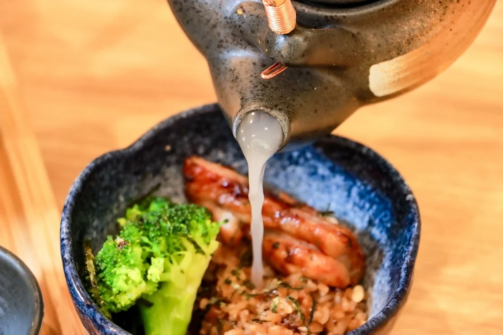 將高湯倒入烤雞釜飯