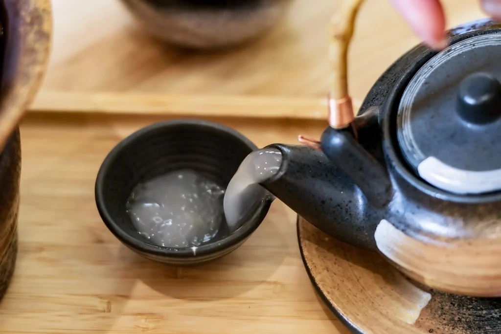 釜飯搭配的高湯茶壺