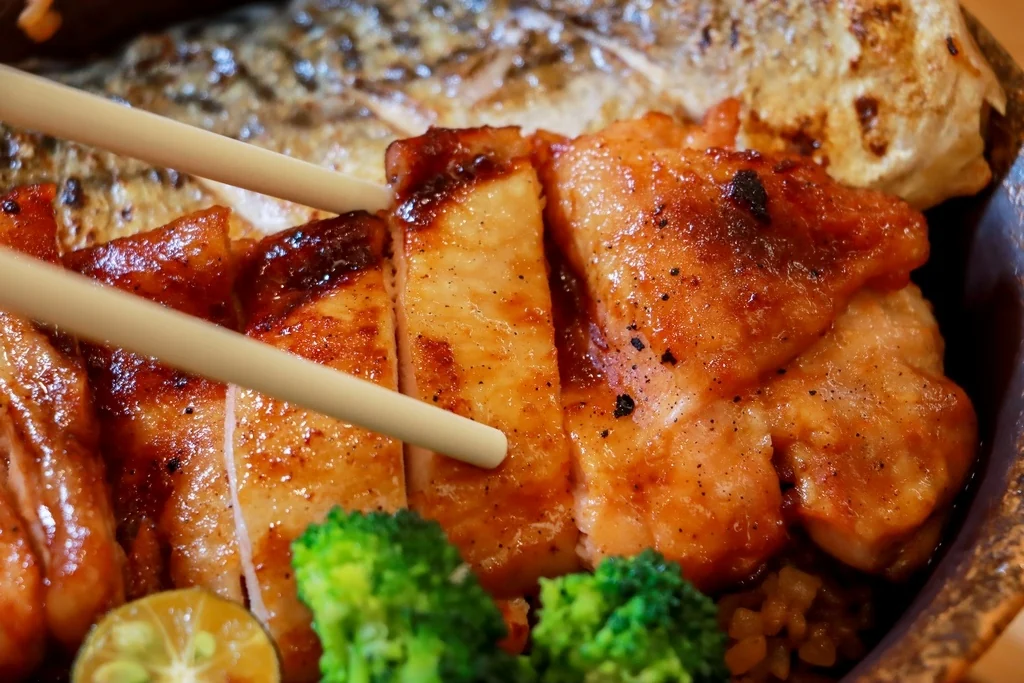 豪華雙拼釜飯烤雞近照