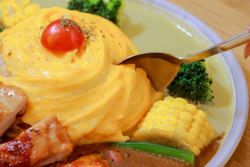 湯匙切開漩渦蛋包飯