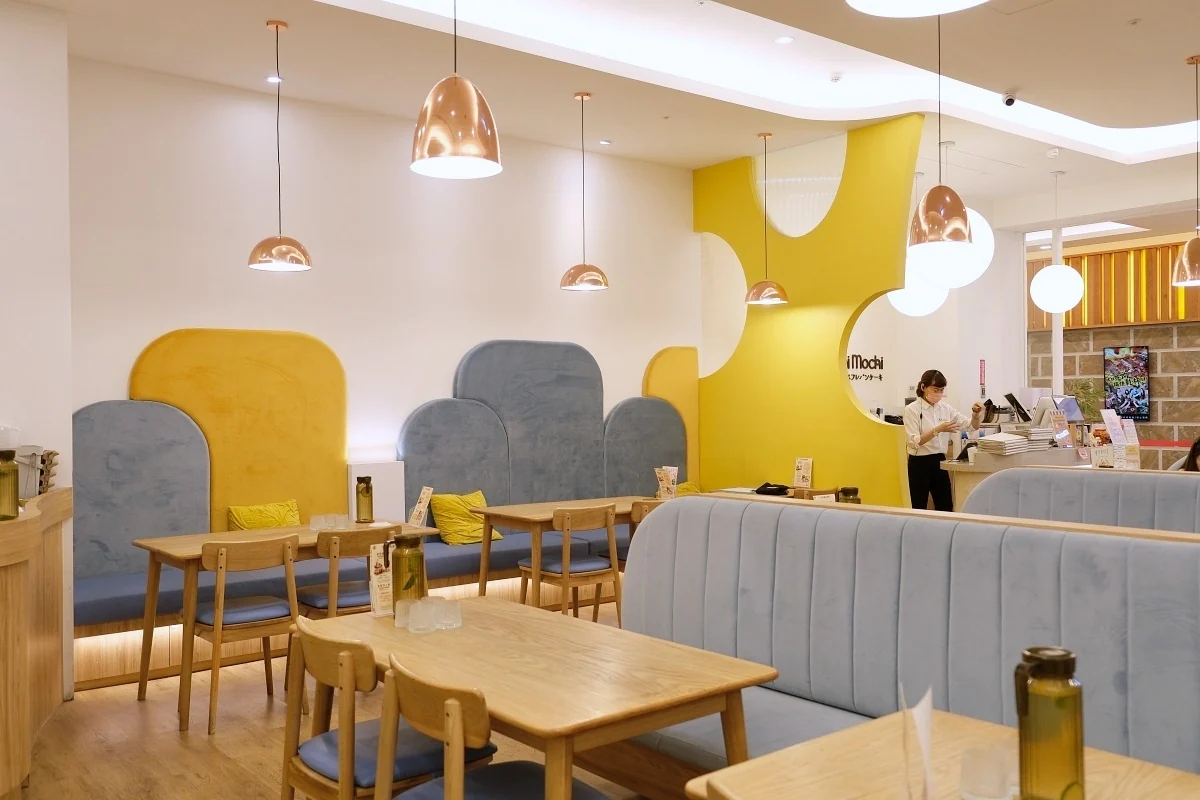 台南三井店黃藍色座椅用餐區