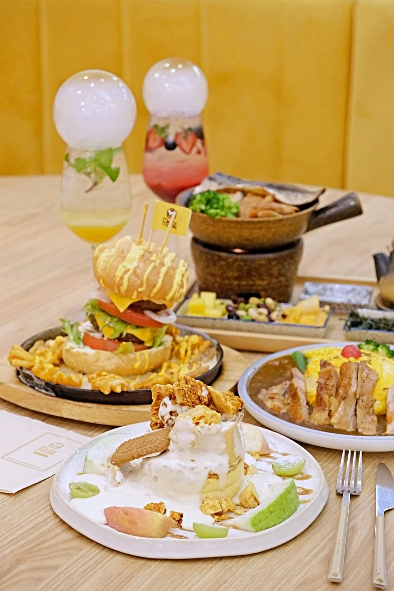 Mochi Mochi 釜飯、漢堡、舒芙蕾與飲品餐桌