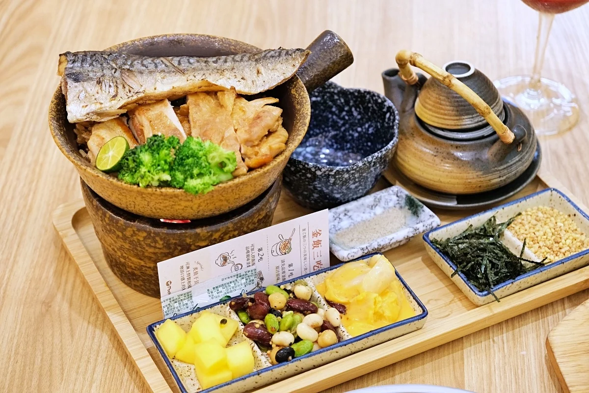 鹽烤鯖魚秘製烤雞豪華雙拼釜飯套餐