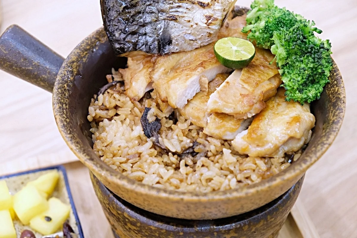 鹽烤鯖魚與秘製烤雞雙拼釜飯