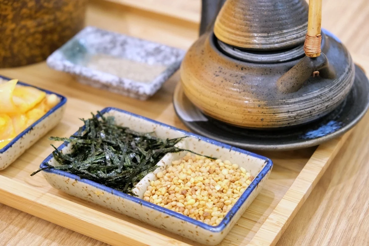 釜飯搭配野菇雞湯與拌飯配料