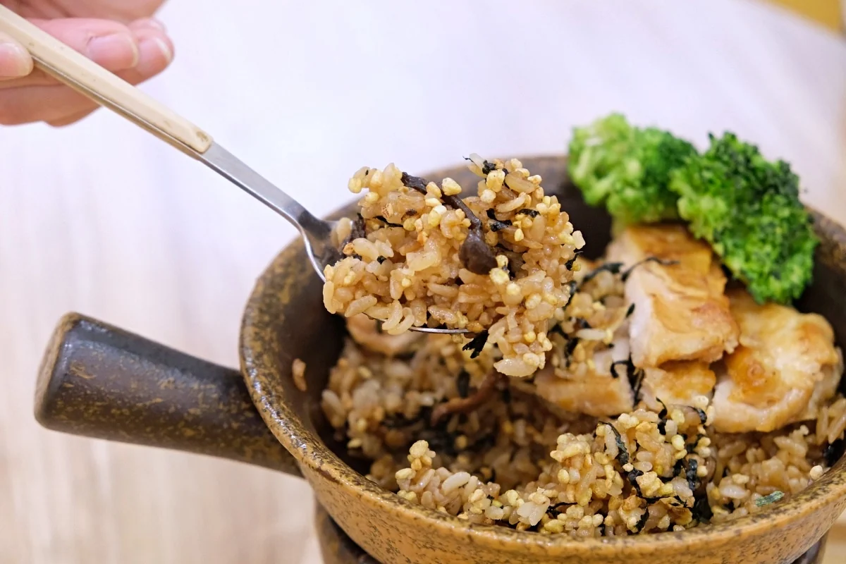 加入配料拌勻的雙拼釜飯