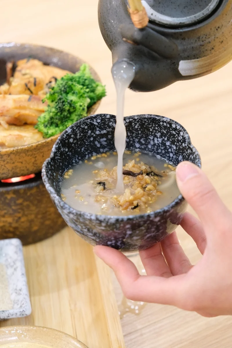 將野菇雞湯倒入釜飯