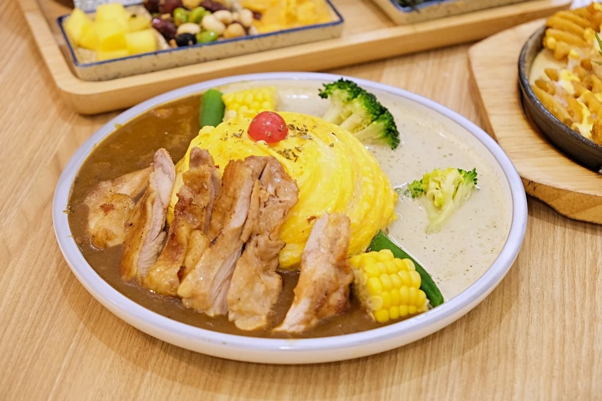 雞腿排雙醬咖哩漩渦蛋包飯