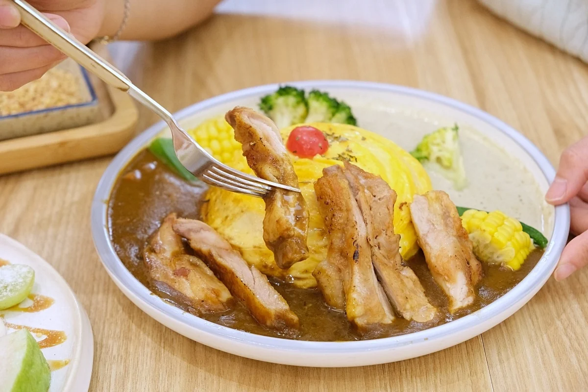 切開漩渦蛋包飯搭配雙醬咖哩